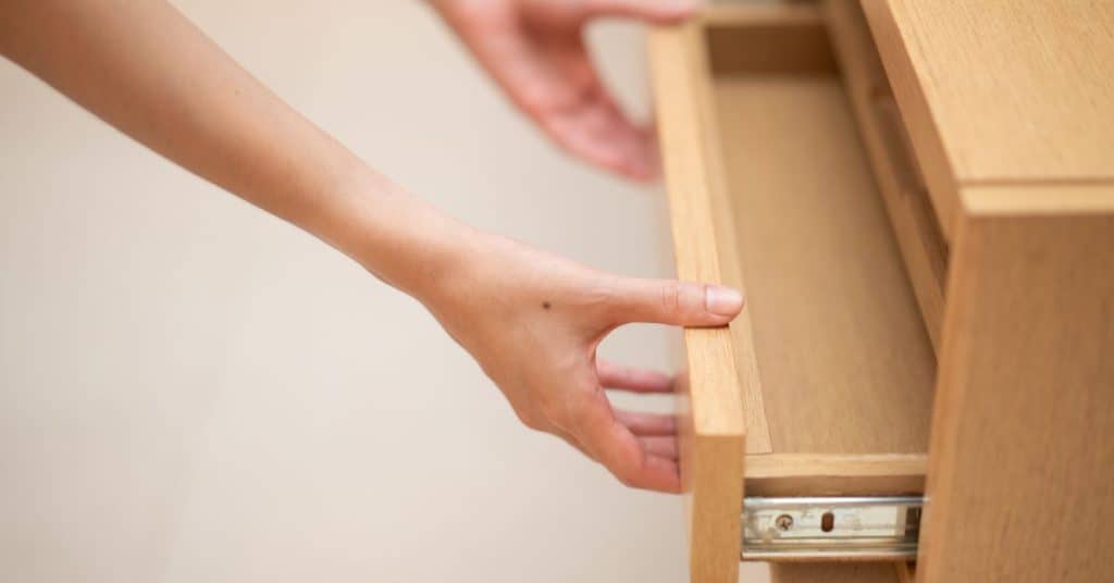 How to remove drawers with metal glides and no levers