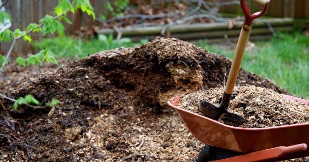How many wheelbarrows in a yard of mulch