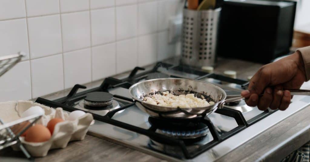 How to clean stove drip pans with baking soda