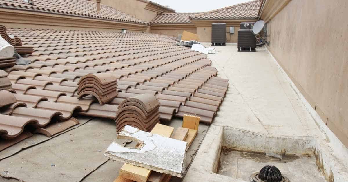 Roof with stacked clay tiles and flat waterproof area