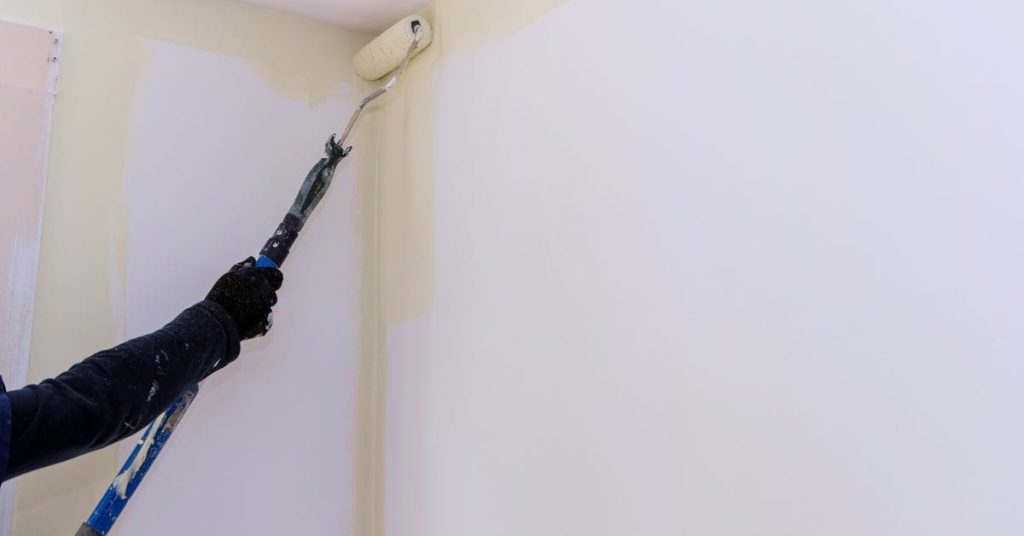 Hand painting wall corner with roller