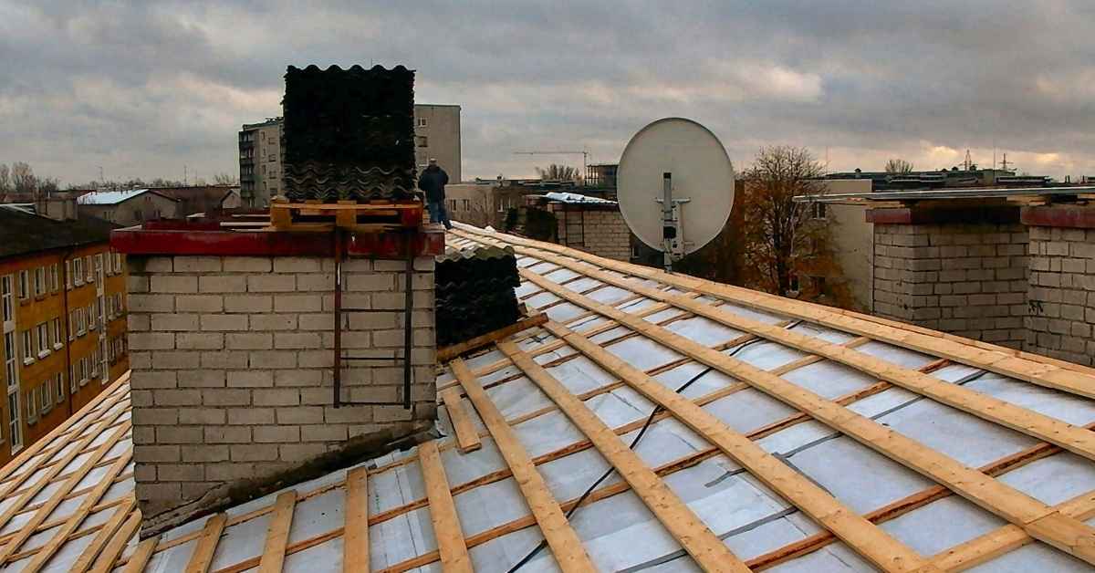 Roof with wooden battens and reflective underlayment installed