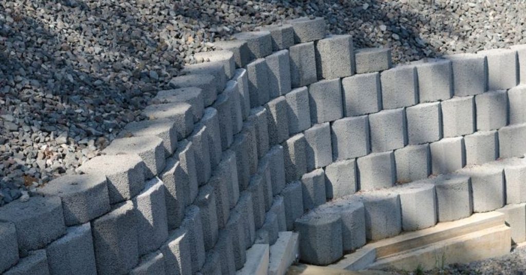 Curved block retaining wall without visible cracks